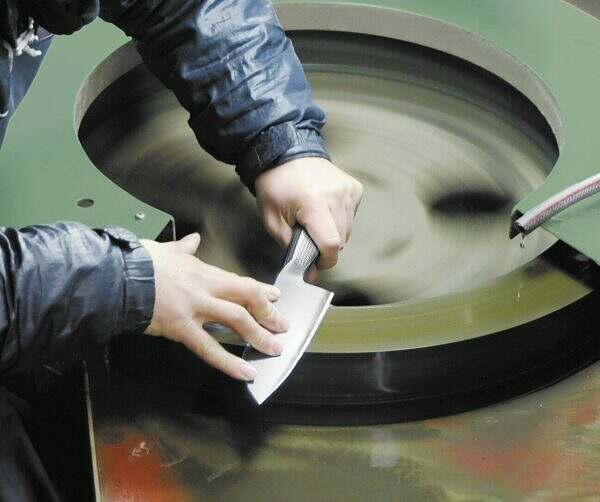 Diacross Küchenmesser Herstellung in Japan, Schleifen in der Fabrik